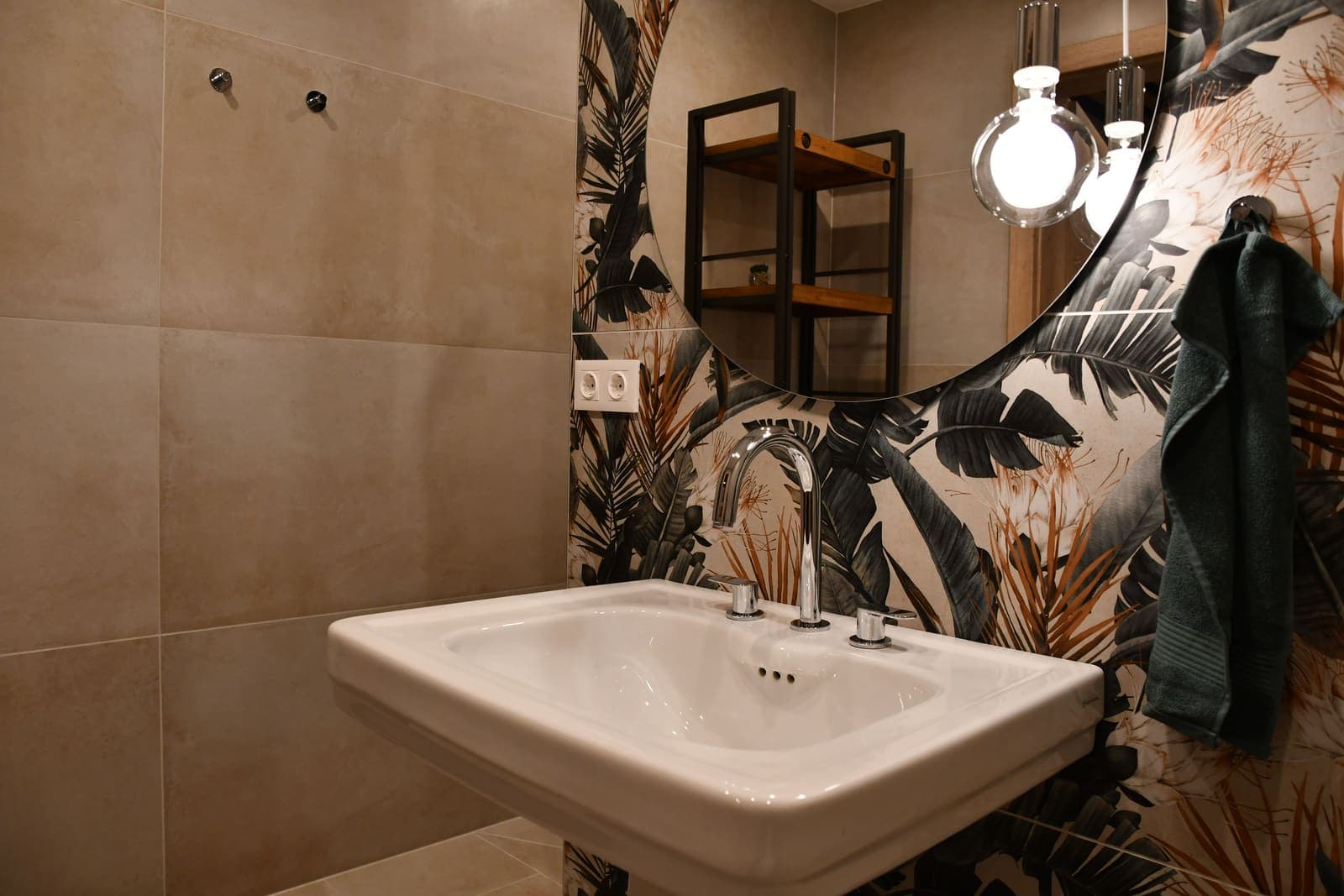 Badezimmer mit Waschbecken und Dschungel-Tapete