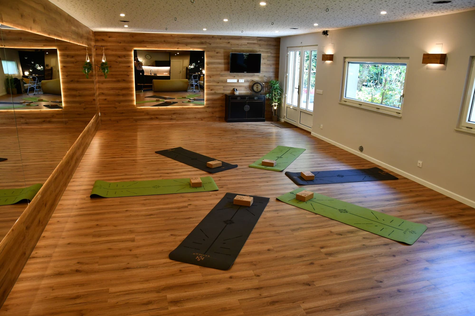 Yogamatten mit Korkblöcken sternförmig auf dem Parkett