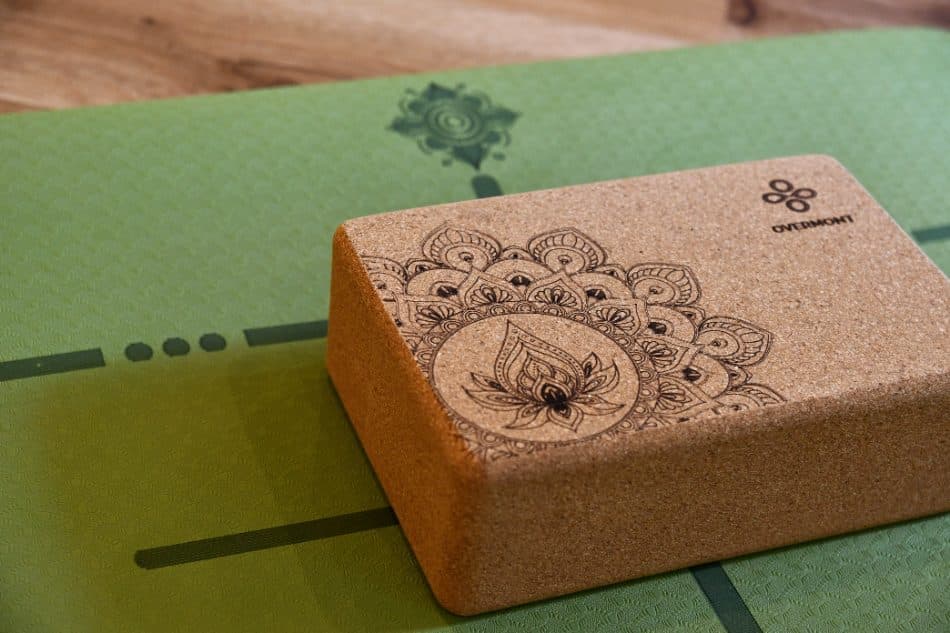 Korkblock mit Mandala auf grüner Yogamatte