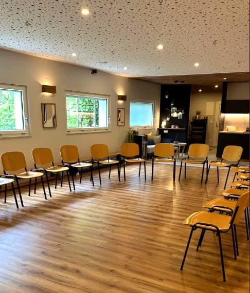 Sesselkreis mit 15 Seminarstühlen auf Parkett