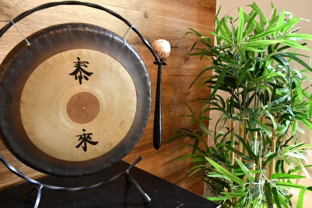 Gong mit Schlägel vor Bambus